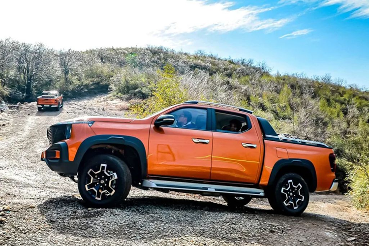 Giá xe Changan Hunter EREV 2024 dao động từ 139.900 NDT đến 216.900 NDT (tương đương 482-899 triệu đồng). Điểm ấn tượng đầu tiên phải kể đến trên mẫu xe bán tải Changan Hunter EREV 2024 có lẽ chính là hệ truyền động.