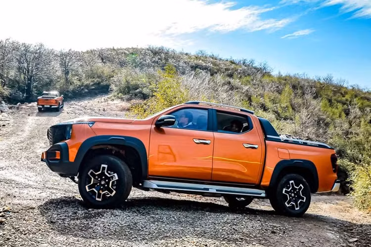 Giá xe Changan Hunter EREV 2024 dao động từ 139.900 NDT đến 216.900 NDT (tương đương 482-899 triệu đồng). Điểm ấn tượng đầu tiên phải kể đến trên mẫu xe bán tải Changan Hunter EREV 2024 có lẽ chính là hệ truyền động.