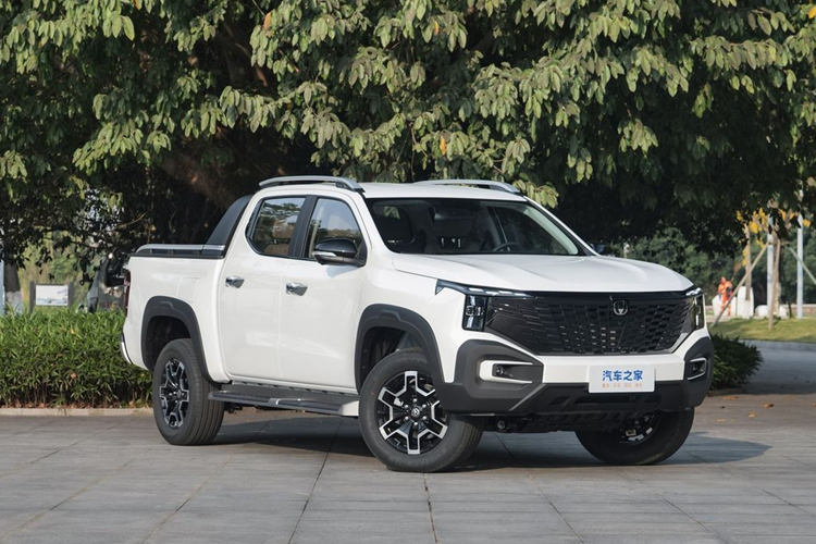 Trong đó, phiên bản động cơ đơn tạo ra công suất 177 mã lực với mô-men xoắn 320 Nm, còn bản dẫn động bốn bánh bổ sung một động cơ điện 94 mã lực ở phía trước, mang lại sức mạnh tổng hợp 258 mã lực và 447Nm.