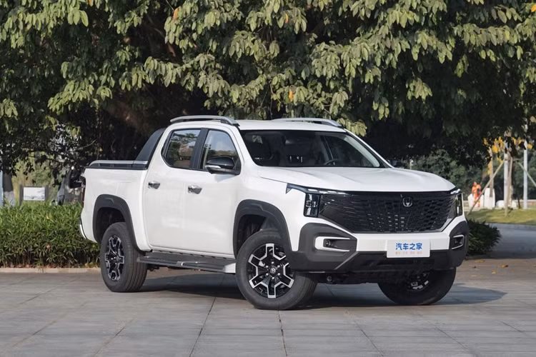 Trong đó, phiên bản động cơ đơn tạo ra công suất 177 mã lực với mô-men xoắn 320 Nm, còn bản dẫn động bốn bánh bổ sung một động cơ điện 94 mã lực ở phía trước, mang lại sức mạnh tổng hợp 258 mã lực và 447Nm.