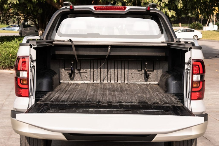 Về thiết kế, Changan Hunter EREV 2024 cũng mang ngoại hình hầm hố như hầu hết các mẫu bán tải trên thị trường hiện nay, không có điểm nhấn gì quá đặc biệt. Xe được trang bị đèn pha LED cá tính, bộ mâm hợp kim đầy phong cách. Xung quanh thân xe được trang bị ốp dưới giúp bảo vệ xe khỏi bị trầy xước.