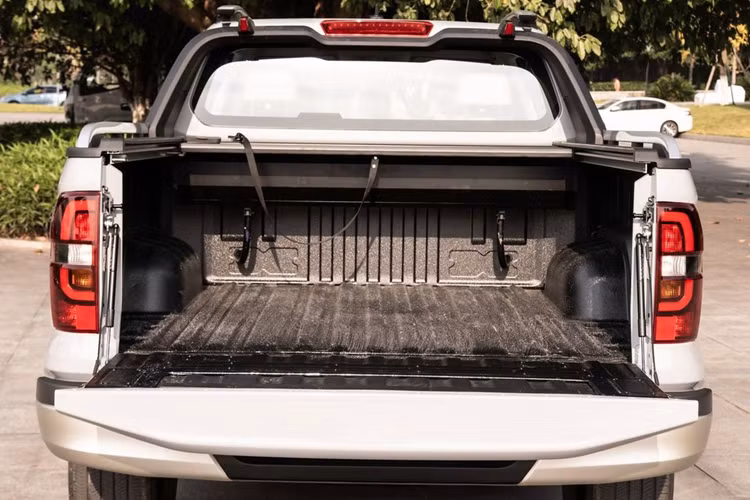 Về thiết kế, Changan Hunter EREV 2024 cũng mang ngoại hình hầm hố như hầu hết các mẫu bán tải trên thị trường hiện nay, không có điểm nhấn gì quá đặc biệt. Xe được trang bị đèn pha LED cá tính, bộ mâm hợp kim đầy phong cách. Xung quanh thân xe được trang bị ốp dưới giúp bảo vệ xe khỏi bị trầy xước.