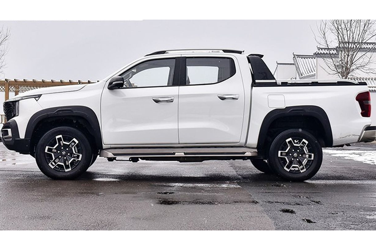 Tất cả đều sử dụng cụm pin LFP 31,18kWh, cung cấp phạm vi chạy thuần điện 180km và lên tới 1.031km khi có thêm sự hỗ trợ của động cơ xăng. Để hỗ trợ sạc pin trên đường đi, Changan Hunter EREV 2024 được trang bị động cơ xăng mã JL486ZQ6, dung tích 2.0L, cho công suất tối đa 188 mã lực.