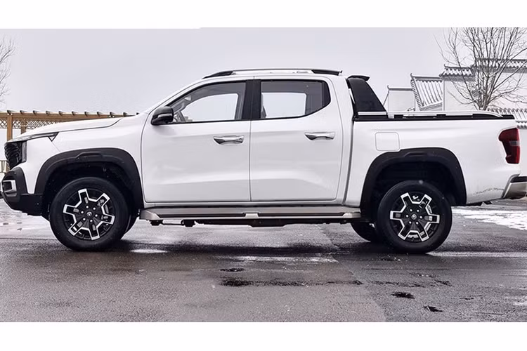 Tất cả đều sử dụng cụm pin LFP 31,18kWh, cung cấp phạm vi chạy thuần điện 180km và lên tới 1.031km khi có thêm sự hỗ trợ của động cơ xăng. Để hỗ trợ sạc pin trên đường đi, Changan Hunter EREV 2024 được trang bị động cơ xăng mã JL486ZQ6, dung tích 2.0L, cho công suất tối đa 188 mã lực.