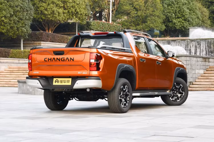 Bên trong cabin, Changan Hunter EREV 2024 có nội thất hiện đại với các trang bị tiện ích như: cụm màn hình 7,5 inch sau vô lăng và một màn hình giải trí 12 inch. Tuỳ từng phiên bản, xe sẽ có thêm tính năng tùy chọn, bao gồm: kiểm soát hành trình, định vị bản đồ AutoNavi, đèn hỗ trợ rẽ