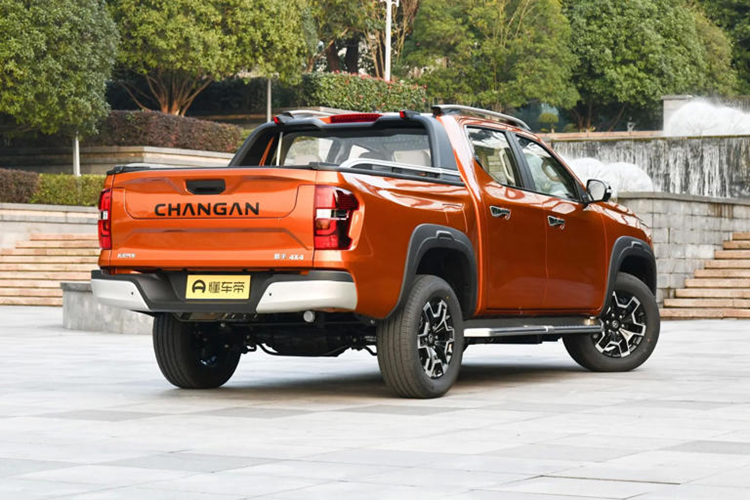 Bên trong cabin, Changan Hunter EREV 2024 có nội thất hiện đại với các trang bị tiện ích như: cụm màn hình 7,5 inch sau vô lăng và một màn hình giải trí 12 inch. Tuỳ từng phiên bản, xe sẽ có thêm tính năng tùy chọn, bao gồm: kiểm soát hành trình, định vị bản đồ AutoNavi, đèn hỗ trợ rẽ