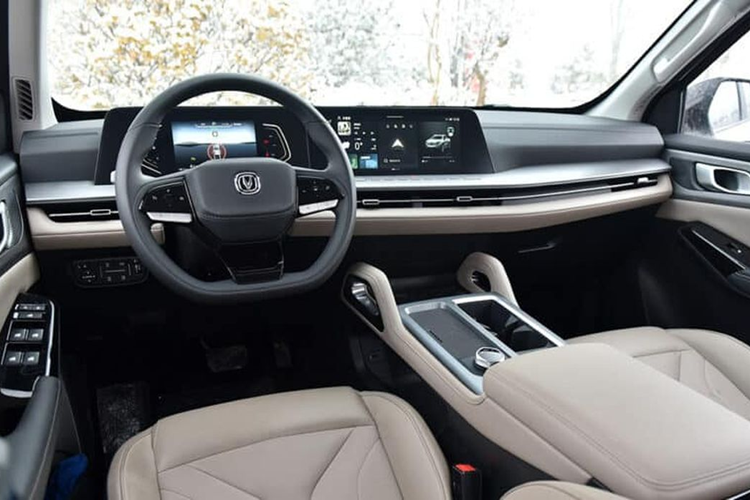 Về kích thước, Changan Hunter EREV 2024 có chiều dài 5.380mm, rộng 1.930mm, cao 1.885mm và chiều dài cơ sở 3.180mm. Ngoài ra, mẫu xe này còn có một phiên bản mở rộng với chiều dài 5.630 mm và chiều dài cơ sở 3.430 mm.