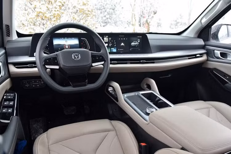 Về kích thước, Changan Hunter EREV 2024 có chiều dài 5.380mm, rộng 1.930mm, cao 1.885mm và chiều dài cơ sở 3.180mm. Ngoài ra, mẫu xe này còn có một phiên bản mở rộng với chiều dài 5.630 mm và chiều dài cơ sở 3.430 mm.