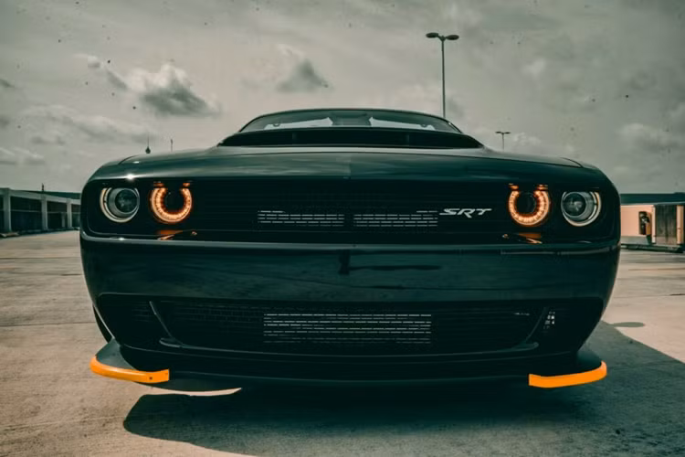 Hãng độ này có kinh nghiệm sâu trong việc độ Challenger vì đội ngũ ở đây đã thực hiện công việc này trong rất nhiều năm với nhiều mẫu xe ấn tượng từng được xuất xưởng.