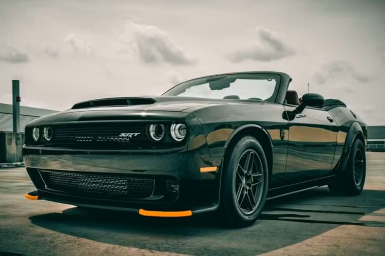 Chiếc Dodge Challenger SRT Demon 170 mui trần này cũng là số ít những chiếc xe được độ lại phần mui, từ đây khiến mức giá bán của xe trở nên cao hơn nhiều so với phiên bản mui cứng.