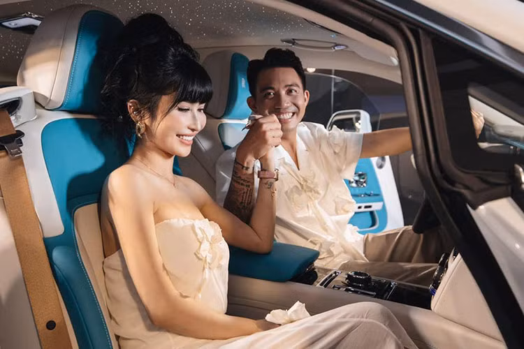 Chưa hết, đây cũng là xe Rolls-Royce thứ 4 mà Minh Nhựa sở hữu. Các mẫu xe siêu sang Anh quốc trước đó là Phantom, Ghost, và Cullinan. Giá xe Rolls-Royce Spectre của đại gia Minh Nhựa được bật mí là 25 tỷ đồng.