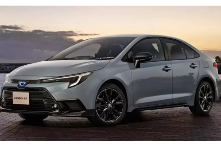 So với bản thường, mẫu xe Toyota Corolla Active Sport 2024 tại Nhật Bản mang dáng dấp thể thao, cá tính hơn với cản trước được thiết kế lại đi cùng các hốc hút gió giả ở hai bên hốc hút gió trung tâm lớn.