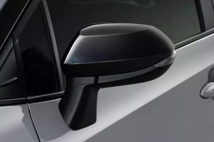 Khách hàng mua xe có thể lựa chọn một trong ba màu sơn ngoại thất như: trắng, đen và xám. Các màu sơn này đều có thể kết hợp với nóc đen giúp xe nhìn thời trang hơn.