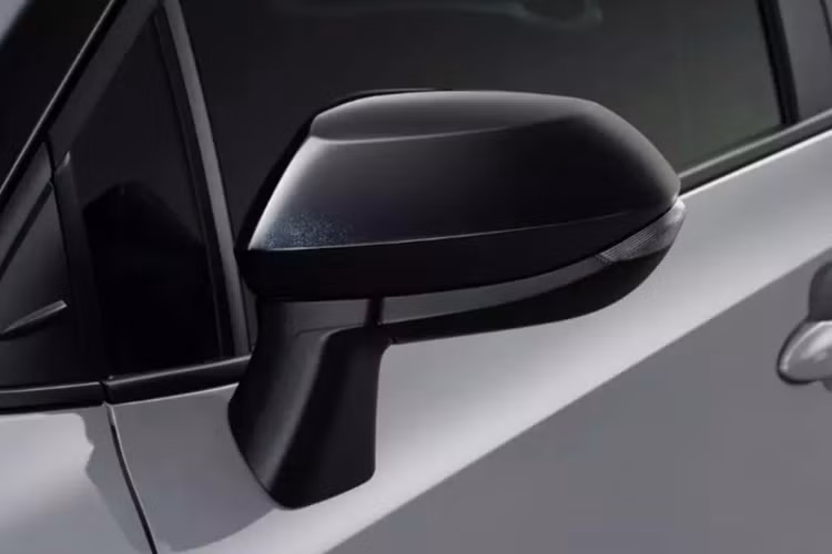 Khách hàng mua xe có thể lựa chọn một trong ba màu sơn ngoại thất như: trắng, đen và xám. Các màu sơn này đều có thể kết hợp với nóc đen giúp xe nhìn thời trang hơn.