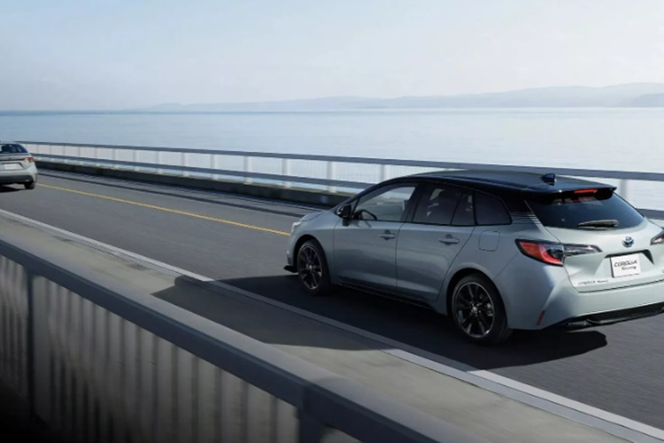 Tại Nhật Bản, giá xe Toyota Corolla Active Sport bán ra từ 20.700 USD (517 triệu đồng) cho bản dẫn động một cầu và từ 22.400 USD (559 triệu đồng) cho bản E-Four Touring.