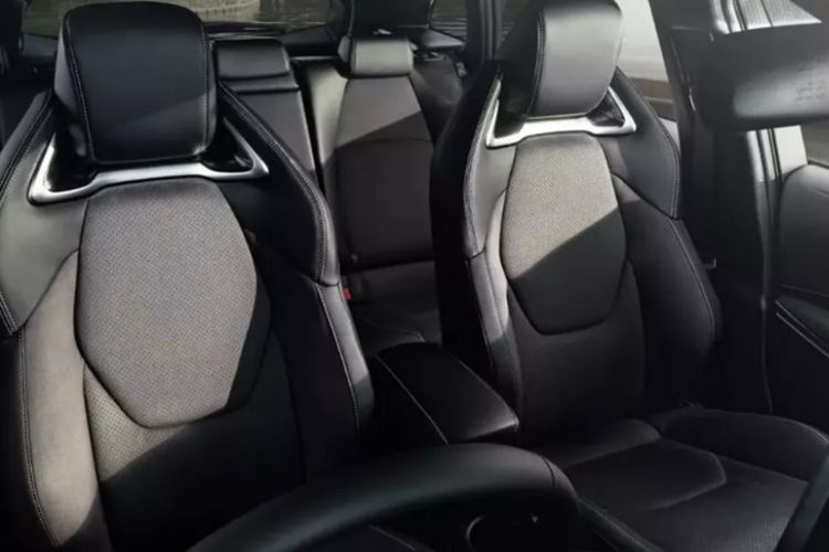 Ghế trước của xe được thiết kế dạng thể thao bằng chất liệu da tổng hợp và da lộn Blancnove với đường chỉ màu xám. Xe còn có tùy chọn bàn đạp bằng nhôm và logo Active Sport xuất hiện trên thảm sàn.