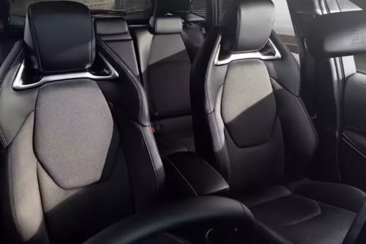 Ghế trước của xe được thiết kế dạng thể thao bằng chất liệu da tổng hợp và da lộn Blancnove với đường chỉ màu xám. Xe còn có tùy chọn bàn đạp bằng nhôm và logo Active Sport xuất hiện trên thảm sàn.