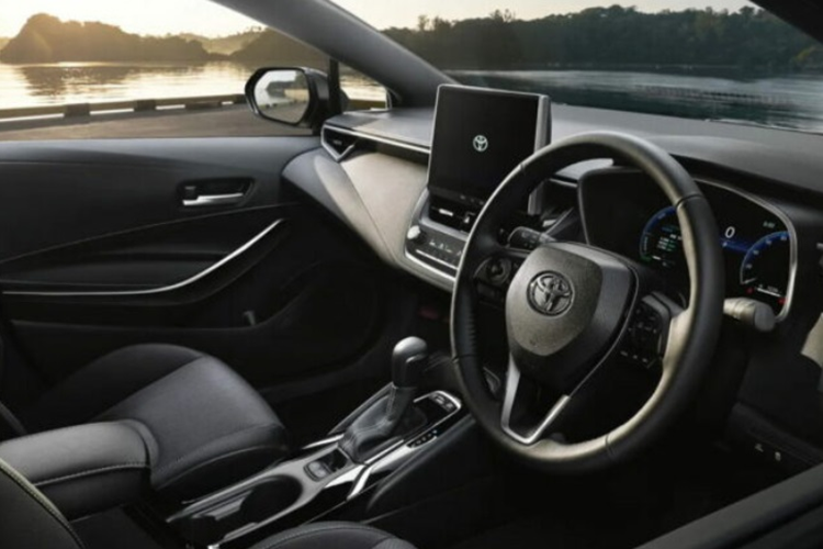 Về nội thất, bên trong khoang cabin của Toyota Corolla Active Sport 2024 nổi bật với tông màu đen chủ đạo, điểm xuyết bằng một số chi tiết trang trí màu bạc theo phong cách ốp nhôm.