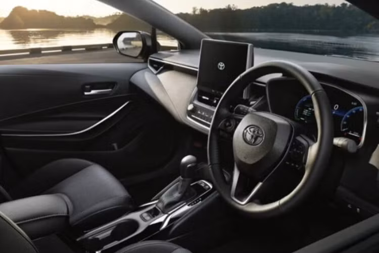 Về nội thất, bên trong khoang cabin của Toyota Corolla Active Sport 2024 nổi bật với tông màu đen chủ đạo, điểm xuyết bằng một số chi tiết trang trí màu bạc theo phong cách ốp nhôm.