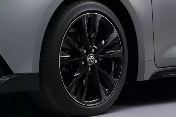 Xe còn có ốp sườn với logo Active Sport, các điểm nhấn màu đen piano xung quanh thân xe và bộ la-zăng hợp kim 17 inch mới màu đen.