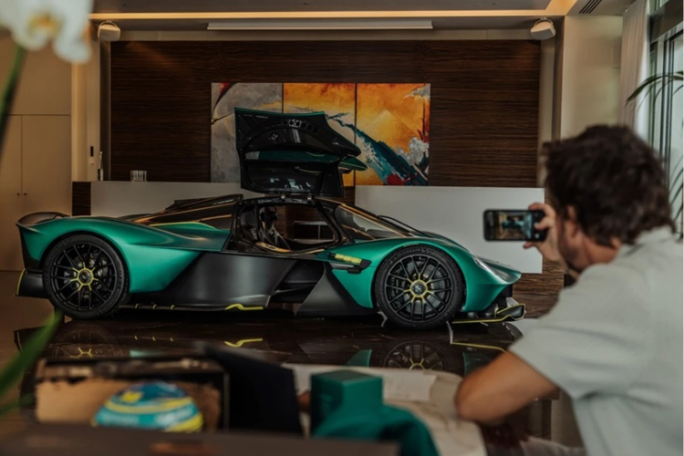 Được biết, để có thể có một suất mua Aston Martin Valkyrie, khách hàng phải trả trước một khoản cọc không nhỏ.