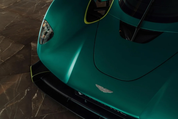 Chiếc xe Aston Martin Valkyrie của Fernando Alonso gây ấn tượng với ngoại thất màu xanh nhám Satin Aston Martin Racing Green đi cùng những chi tiết màu vàng tương phản AMR Satin Lime khá nổi bật.