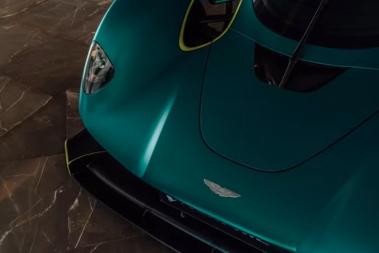 Chiếc xe Aston Martin Valkyrie của Fernando Alonso gây ấn tượng với ngoại thất màu xanh nhám Satin Aston Martin Racing Green đi cùng những chi tiết màu vàng tương phản AMR Satin Lime khá nổi bật.