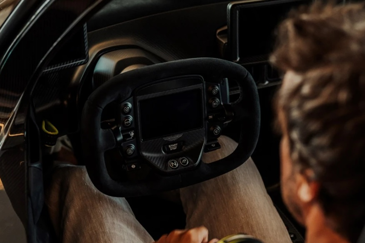 Bên trong khoang lái của Aston Martin Valkyrie được tinh giản với ghế ngồi làm bằng sợi carbon tích hợp vào phần khung monocoque. Vô-lăng tích hợp tất cả cả các nút chức năng, bao gồm cả nút điều khiển hệ thống thông tin giải trí.