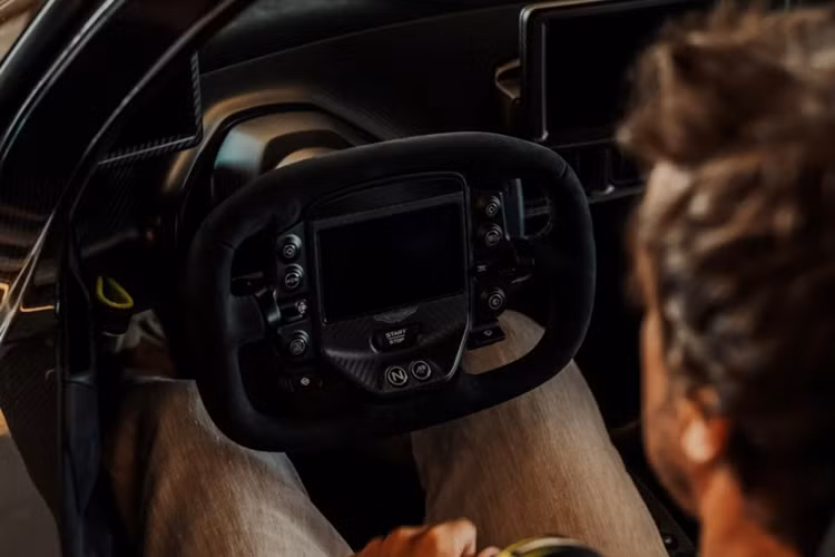 Bên trong khoang lái của Aston Martin Valkyrie được tinh giản với ghế ngồi làm bằng sợi carbon tích hợp vào phần khung monocoque. Vô-lăng tích hợp tất cả cả các nút chức năng, bao gồm cả nút điều khiển hệ thống thông tin giải trí.