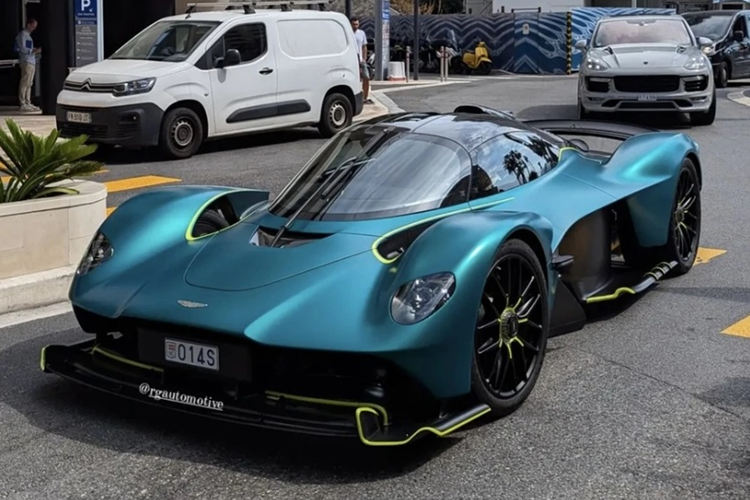 Aston Martin Valkyrie đặc biệt này là sản phẩm hợp tác đầu tiên giữa hãng xe Aston Martin và đội đua Red Bull Racing. Mẫu xe này được thiết kế với nhiều bộ phận, chi tiết lấy cảm hứng từ xe đua Công thức 1.