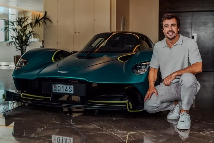 Được biết, Aston Martin chỉ sản xuất tổng cộng 260 chiếc Valkyrie. Trong đó, 150 siêu xe Aston Martin Valkyrie thuộc phiên bản coupe, 85 chiếc mui trần và 25 chiếc Valkyrie AMR Pro.