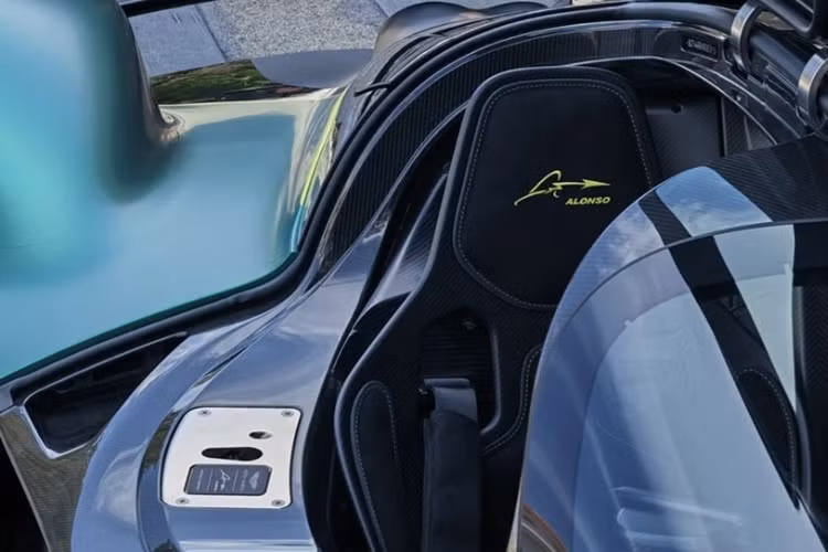 Ghế ngồi, bảng táp-lô và vô-lăng được bọc vật liệu Alcantara siêu nhẹ màu đen với các đường chỉ khâu tương phản và logo đôi cánh của Aston Martin được hoàn thiện với chỉ màu trắng. Đai an toàn nổi bật với màu đỏ.