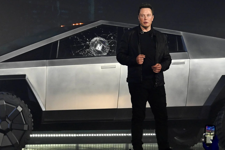 Tuy nhiên, Cybertruck lại khác, mẫu bán tải này được làm từ thép không gỉ siêu cứng, nó sẽ không hấp thụ lực mà ngược lại có thể truyền toàn bộ lực tác động đến đối tượng bị va chạm, điều này có thể gây nguy hiểm cho các phương tiện hay người đi bộ.