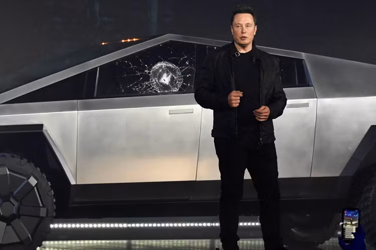 Tuy nhiên, Cybertruck lại khác, mẫu bán tải này được làm từ thép không gỉ siêu cứng, nó sẽ không hấp thụ lực mà ngược lại có thể truyền toàn bộ lực tác động đến đối tượng bị va chạm, điều này có thể gây nguy hiểm cho các phương tiện hay người đi bộ.