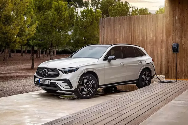 So với GLC 300 4Matic, Mercedes-Benz GLC 350e PHEV 2024 mạnh hơn đáng kể. Nhờ đó, xe có thể tăng tốc từ 0-100 km/h trong thời gian khoảng 6,6 giây và đạt vận tốc tối đa giới hạn điện tử 217 km/h.