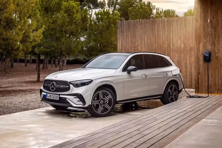 So với GLC 300 4Matic, Mercedes-Benz GLC 350e PHEV 2024 mạnh hơn đáng kể. Nhờ đó, xe có thể tăng tốc từ 0-100 km/h trong thời gian khoảng 6,6 giây và đạt vận tốc tối đa giới hạn điện tử 217 km/h.