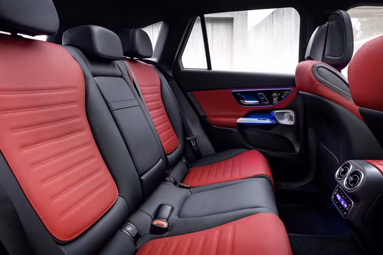 Thay đổi duy nhất của xe có lẽ là cổng sạc nằm ở chắn bùn sau bên trái. Mercedes-Benz GLC 350e PHEV 2024 tại thị trường Mỹ được chia thành 3 bản trang bị, bao gồm tiêu chuẩn, Exclusive và Pinnacle.