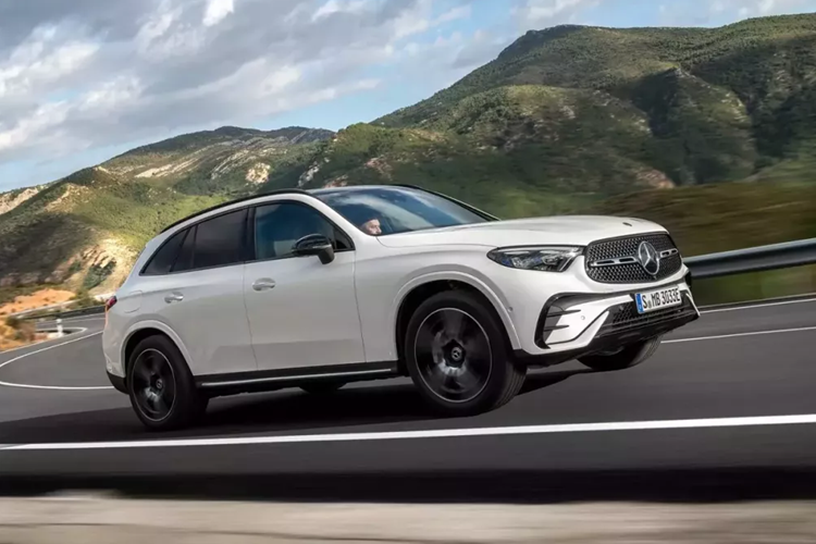 Được gọi bằng cái tên Mercedes-Benz GLC 350e PHEV 2024 mới, xe sở hữu động cơ xăng 4 xi-lanh, tăng áp, dung tích 2.0L, cụm pin 24,8 kWh và 1 mô-tơ điện. Hệ truyền động này cho công suất tổng cộng 313 mã lực và mô-men xoắn cực đại 550 Nm.