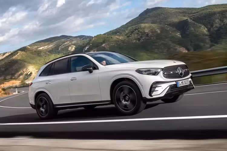 Được gọi bằng cái tên Mercedes-Benz GLC 350e PHEV 2024 mới, xe sở hữu động cơ xăng 4 xi-lanh, tăng áp, dung tích 2.0L, cụm pin 24,8 kWh và 1 mô-tơ điện. Hệ truyền động này cho công suất tổng cộng 313 mã lực và mô-men xoắn cực đại 550 Nm.