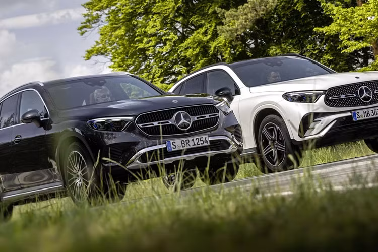 Trong đó, bản tiêu chuẩn sở hữu những trang bị như hệ thống đèn LED từ trước ra sau, cần gạt nước tự động, hệ thống treo tự nâng/hạ gầm, bảng đồng hồ kỹ thuật số 12,3 inch, màn hình cảm ứng trung tâm 11,9 inch và sạc điện thoại không dây.