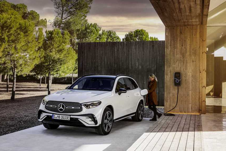 Hiện giá xe Mercedes-Benz GLC 350e PHEV 2024 vẫn chưa được công bố. Tuy nhiên, xe dự kiến sẽ có giá cao hơn phiên bản máy xăng thông thường. Mercedes-Benz GLC 350e PHEV 2024 sẽ bắt đầu được bán ra thị trường vào nửa cuối năm nay.