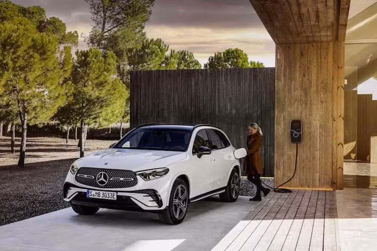 Hiện giá xe Mercedes-Benz GLC 350e PHEV 2024 vẫn chưa được công bố. Tuy nhiên, xe dự kiến sẽ có giá cao hơn phiên bản máy xăng thông thường. Mercedes-Benz GLC 350e PHEV 2024 sẽ bắt đầu được bán ra thị trường vào nửa cuối năm nay.