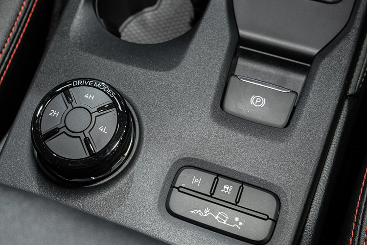 Các trang bị tiêu chuẩn của xe gồm: ghế trước chỉnh điện 8 hướng, vô lăng tích hợp phím chức năng, bảng đồng hồ kỹ thuật số 12,4 inch, màn hình cảm ứng trung tâm 12 inch nằm dọc, tích hợp hệ thống thông tin giải trí SYNC 4A, hỗ trợ Apple CarPlay/Android Auto không dây và điều khiển bằng giọng nói.