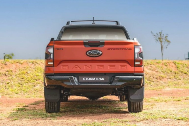 Ford Ranger Stormtrak sở hữu gói an toàn chủ động ADAS đi cùng các tính năng như phanh đĩa thông gió trên cả 4 bánh, 7 túi khí, cảm biến khoảng cách đỗ xe trước/sau, camera 360 độ, hệ thống chống bó cứng phanh ABS, phân bổ lực phanh điện tử EBD, cân bằng điện tử, hỗ trợ khởi hành ngang dốc, hỗ trợ xuống dốc và giảm thiểu lật xe
