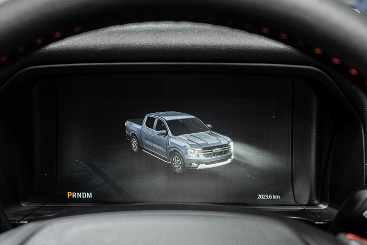 Bên cạnh đó, xe còn có gương chiếu hậu chống chói tự động, đi kèm cổng USB, hệ thống đèn nội thất, sạc điện thoại không dây, điều hòa tự động 2 vùng độc lập, cửa gió dành cho hàng ghế sau, 4 cổng USB, hệ thống âm thanh 6 loa, ổ điện 12V và 230V (400W), phanh tay điện tử cũng như cần số điện tử tương tự phiên bản Wildtrak.