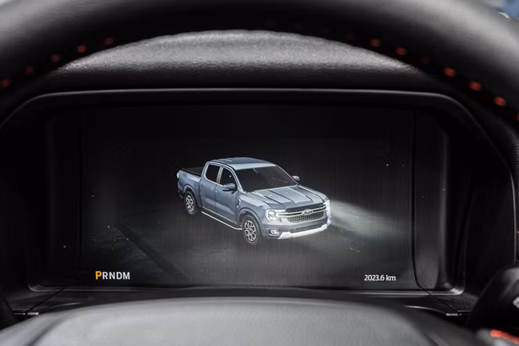 Bên cạnh đó, xe còn có gương chiếu hậu chống chói tự động, đi kèm cổng USB, hệ thống đèn nội thất, sạc điện thoại không dây, điều hòa tự động 2 vùng độc lập, cửa gió dành cho hàng ghế sau, 4 cổng USB, hệ thống âm thanh 6 loa, ổ điện 12V và 230V (400W), phanh tay điện tử cũng như cần số điện tử tương tự phiên bản Wildtrak.