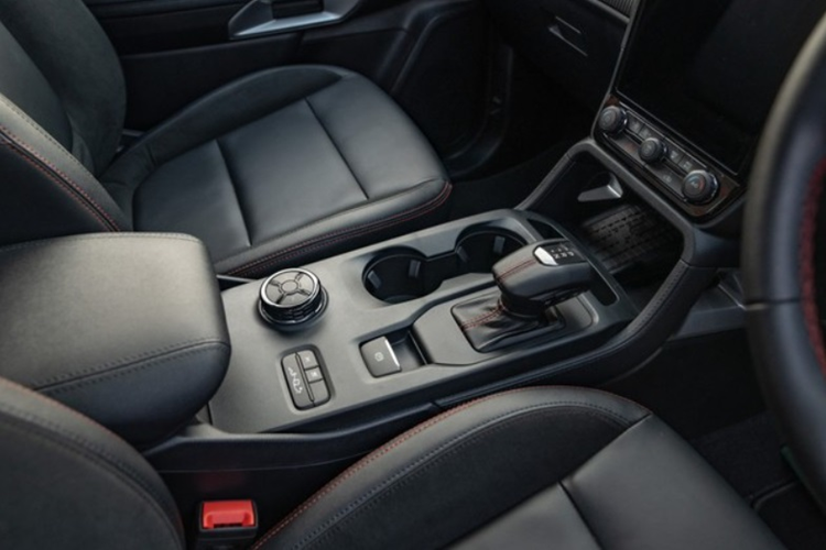 Các tùy chọn màu sơn bao gồm trắng Arctic, xám Meteor, đen Absolute và cam Sedona. Bên cạnh đó, xe còn được trang bị sẵn hệ thống thanh thể thao có ray trượt. Về nội thất, khoang cabin của Ford Ranger Stormtrak có thiết kế mang đậm phong cách thể thao.