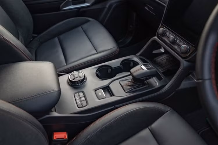 Các tùy chọn màu sơn bao gồm trắng Arctic, xám Meteor, đen Absolute và cam Sedona. Bên cạnh đó, xe còn được trang bị sẵn hệ thống thanh thể thao có ray trượt. Về nội thất, khoang cabin của Ford Ranger Stormtrak có thiết kế mang đậm phong cách thể thao.