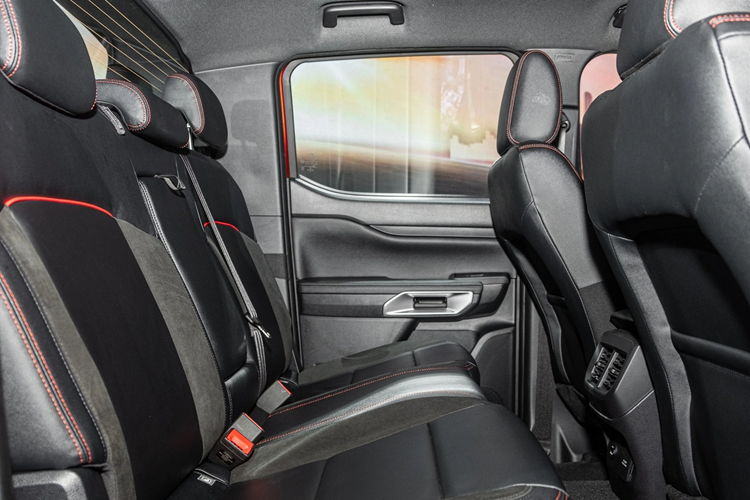 Cung cấp sức mạnh cho Ford Ranger Stormtrak là động cơ diesel 4 xi-lanh, tăng áp kép, dung tích 2.0L tương tự bản Wildtrak. Động cơ này tạo ra công suất tối đa 210 mã lực và mô-men xoắn cực đại 500 Nm. Đi kèm với đó là hộp số tự động 10 cấp, hệ dẫn động 1 cầu hoặc 2 cầu.