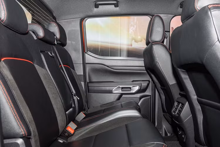 Cung cấp sức mạnh cho Ford Ranger Stormtrak là động cơ diesel 4 xi-lanh, tăng áp kép, dung tích 2.0L tương tự bản Wildtrak. Động cơ này tạo ra công suất tối đa 210 mã lực và mô-men xoắn cực đại 500 Nm. Đi kèm với đó là hộp số tự động 10 cấp, hệ dẫn động 1 cầu hoặc 2 cầu.